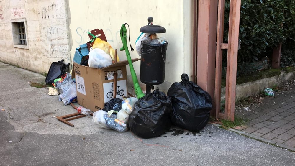 TREVISO: OTTO SACCHI DI RIFIUTI ABBANDONATI VICINO CASA, SANZIONATO UN ECO VANDALO